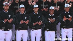 ▲台鋼雄鷹2025年春訓開訓典禮，凃壯勳（中）擔任二軍捕手教練。（圖／記者劉彥池攝影）