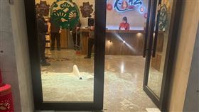 北市知名按摩店被砸。（圖／翻攝畫面）
