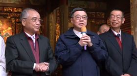 行政院長卓榮泰今（30）日大年初二前往桃園頂埔仁和宮參香祈福，並發放福袋。