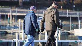 弱勢族群需要相對應的保險，才能形成有效的社會安全防護網。（圖／Pixabay）