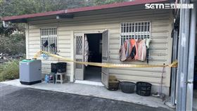 門口出現不該露出的一角布料令人起疑，進入後掀開棉被發現哥哥成了一具白骨。（圖／翻攝畫面）