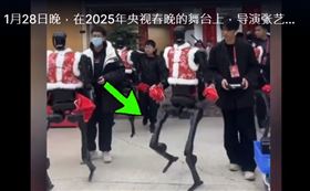 央視春晚機器人表演「失誤抖」 網友笑炸（圖／微博）