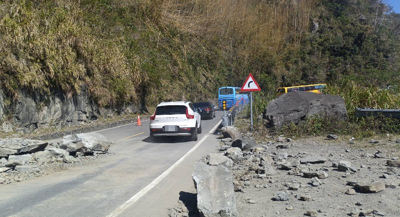 5.6地震阿里山落石　兄弟檔走春車遭砸中