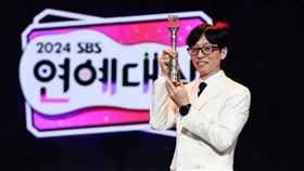 「國民大神」劉在錫奪下生平第20座 2024SBS演藝大賞。（圖／翻攝自X）