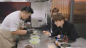 利特（右）與李元日細心準備餐點。（圖／客家電視提供）