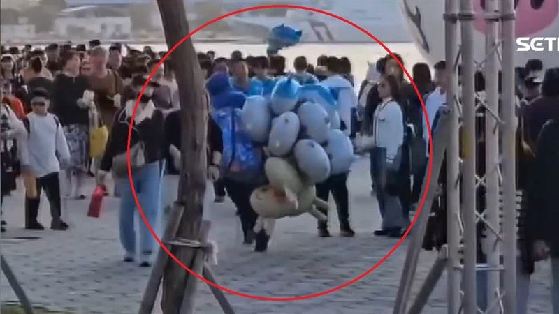 吉伊卡哇周邊盜版猖獗　攤商見警拔腿狂逃