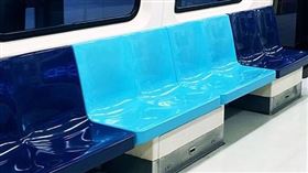 有香港鐵粉買下捷運車廂廣告，力挺藍星蕾造勢（示意圖非實際車廂）。（圖／翻攝自IG）