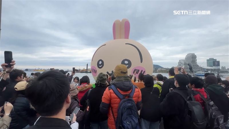 搶看吉伊卡哇輕軌塞爆　旅客疑硬擠爆口角