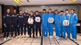 ▲2025台維斯盃世界組總決賽資格戰，賽前兩隊進行「擲骰子」遊戲，美國隊逗趣喊「十八啦」。（圖／海碩整合行銷提供）