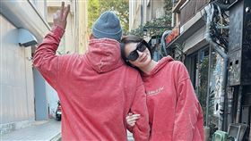 湘瑩加碼放出與老公穿紅色帽Ｔ配牛仔褲，同款情侶裝恩愛照。（圖／翻攝臉書）