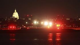 美國一架搭載64人的客機昨天晚間在雷根華盛頓國家機場附近與一架美軍黑鷹直升機在空中相撞後墜河。（圖／美聯社／達志影像）