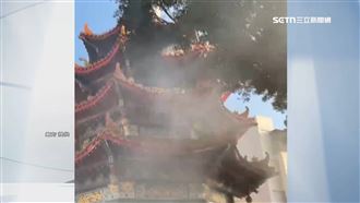 太旺！初一廟金爐「發爐」　屋瓦燒毀砸地