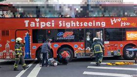 快訊／北市觀光巴士車禍！雙載機車女乘客腿部遭輾，圖／翻攝畫面