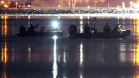 美航客機與陸軍黑鷹直升機相撞墜河意外，搜救行動持續進行中。（圖／美聯社／達志影像）