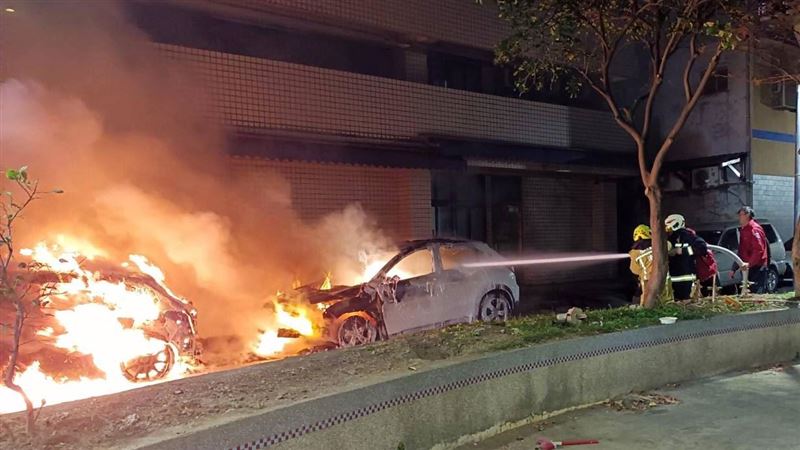 基隆3國中生玩沖天炮疑燒2車　車主怒提告