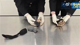 中國女子過海關被查出胸罩內藏寵物蛇。（圖／翻攝微博）