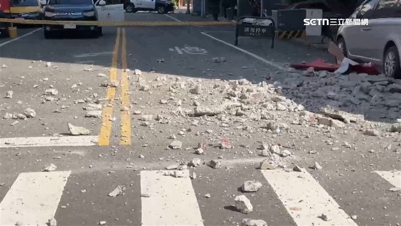 大樓外牆磁磚砸2車　駕駛急逃「搖滾區」