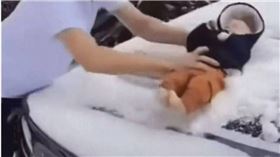 美國一名年輕父親用僅3個月大的嬰兒掃除車上的積雪。（圖／翻攝抖音）