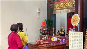 ▲許多人會攜帶保養品或化妝品來拜痘公痘婆（圖／翻攝自開化寺粉絲專頁）