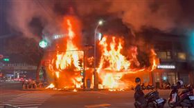 快訊／大年初二不平靜！台中燒肉店大火「火舌、濃煙狂竄」，圖翻攝畫面