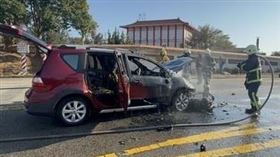 金門無號誌路口兩車對撞起火燃燒，警消到場滅火。(圖/翻攝畫面)
