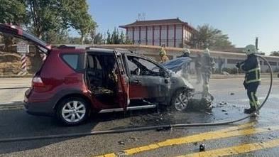 金門騎士撞轎車噴飛！下秒火燒車乘客驚逃