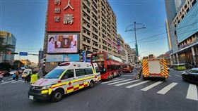 ▲台北市信義區雙層觀光巴士和2機車車禍，梁姓機車騎士後座的女兒一度被壓在巴士輪下，所幸已被救出。（圖／翻攝畫面）
