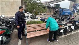 迷失老翁在外徘徊許久，警方獲報後趕抵協助其返家。（圖／警方提供）