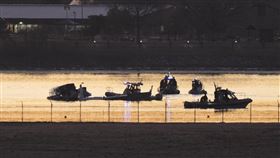 美航空難持續搜救中，現場已尋獲逾30具遺體。（圖／美聯社／達志影像）