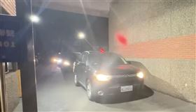  ▲新竹縣三環幫大哥劉憲治槍擊案，5名嫌犯皆戴上手銬，在員警戒護下一一坐上偵防車，前往新竹地檢署。（圖／翻攝畫面）