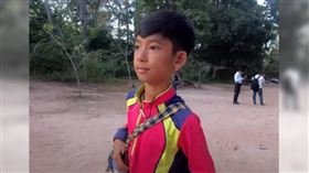 柬埔寨多年前有一名14歲男童沙利（Thuch Salik）在街上賣紀念品，被觀光客發現他會16種語言，一夕爆紅，但也挖出他來自貧窮家庭，他甚至無法上學。（圖／翻攝自Instagram）