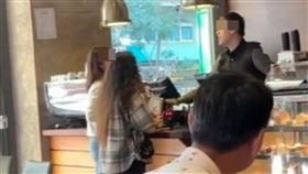 白衣女客頻抱怨咖啡燙死了，店員氣到拍桌要她以後別來。（圖／翻攝自爆料公社）