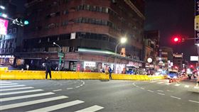 ▲工務局已進行來亞大樓外牆拆除作業，考量安全，附近部分路段仍將封閉。（圖／翻攝畫面）