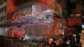 ▲新北市中和民德路一社區大樓停在騎樓的機車全被燒毀。（圖／翻攝畫面）