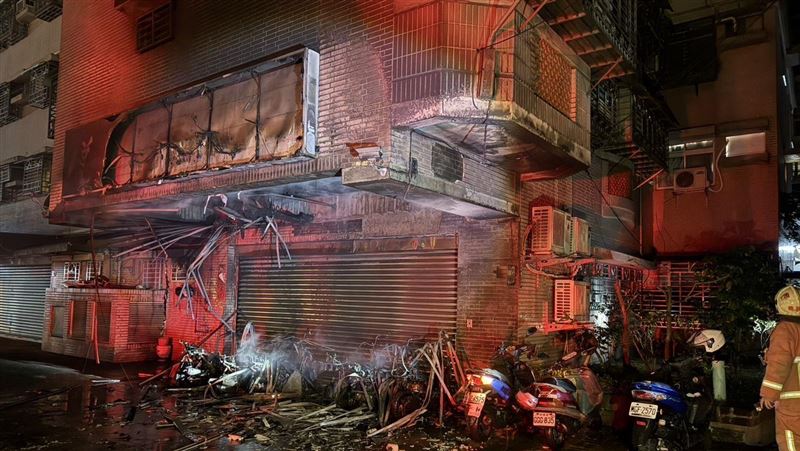 新北中和民德路社區騎樓火警！9機車全燒