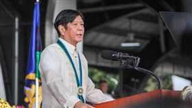 近6成菲律賓人挺小馬可仕南海政策民調顯示，58%菲律賓民眾支持小馬可仕政府對當前菲中南海主權爭端的回應。圖為菲國總統小馬可仕21日出席菲律賓武裝部隊88週年閱兵慶典致詞。（菲律賓軍方提供）中央社記者陳妍君馬尼拉傳真  112年12月29日