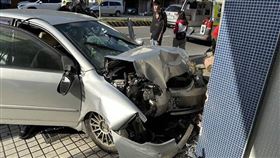 一家四口駕車走春，卻發生自撞民宅事故。（圖／翻攝畫面）