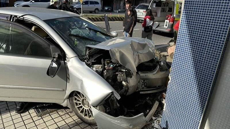 初二載全家出遊「失控撞民宅」！媽不治