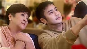 章立衡貼上與母親甄珍的合照。（圖／翻攝臉書）