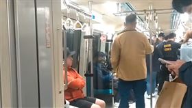 北捷驚見1詭異女子在車廂內咆哮，甚至拿出打火機燃燒物品，嚇壞乘客。（圖／翻攝自Threads @mrxw._1226）