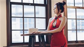 小紫近日曬出一組「爆乳旗袍照」。（圖／樂天桃猿提供）