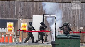 ▲陸戰特勤隊小組變換位置射擊（圖／軍聞社提供）