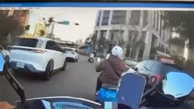 林男騎車模樣相當鬼祟，警方巡邏見狀也連忙跟緊盤查。（圖／警方提供）