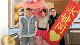 賈永婕帶老公兒子向所有人拜年。（圖／翻攝臉書）