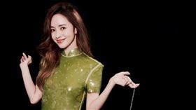 侯佩岑換上綠色應景旗袍，扮最美青蛇。（圖／翻攝自微博）