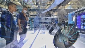 中國企業競相研發AI生成內容聊天機器人ChatGPT應用夯，中國網路巨頭競相投入AI生成內容（AIGC）領域研發。圖為5月18日，天津，第七屆世界智能大會展場。（中新社提供）中央社  112年5月21日