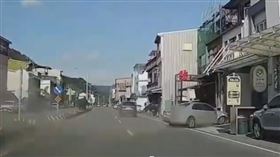 吳女車輛從外線切入時，遭後方車輛擦撞。（圖／翻攝畫面）