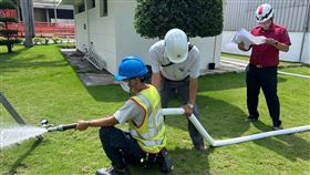 半導體業搶消防設備專才 專家示警人才隱憂（1）面對廠房與倉儲一燒就是新台幣數十億元損失，使半導體業日益重視消防設備設計與檢修，近年傳出「護國神山」台積電為讓新廠房通過消防安檢與符合安全需求，祭高薪召募相關專才，使消防設備專業人才越來越炙手可熱。圖為消防設備人員測試室內消防栓放水壓力。（消防設備師公會全國聯合會提供）中央社記者高華謙傳真 114年1月31日