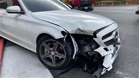 北市忠烈祠賓士自撞。（圖／翻攝畫面）