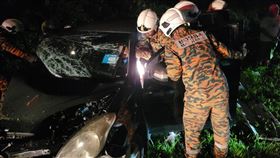 一名台灣籍女子逆向撞上馬來西亞男子的車，車禍現場相當慘烈。（圖／翻攝自光明日報）

